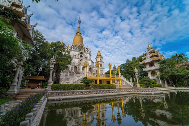 Luchtfoto van Buu Long Pagoda in Ho Chi Minh-stad Een prachtige boeddhistische tempel verborgen in Ho Chi Minh-stad in Vietnam Een gemengde architectuur van India Myanmar Thailand Laos en Vietnam