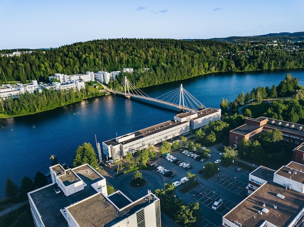 Luchtfoto van campus-gebied met ylisto-brug over rivier naar in jyvaskyla finland