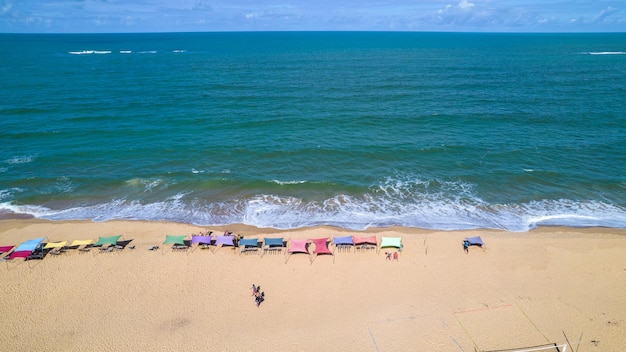 Luchtfoto van Caraiva strand Porto Seguro Bahia Brazilië Kleurrijke strandtenten zee en rivier