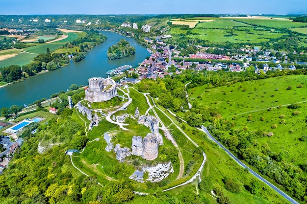 Luchtfoto van chateau gaillard, een verwoest middeleeuws kasteel in de stad les andelys - normandië, frankrijk