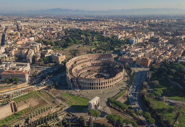 Luchtfoto van Colosseum op zonnige dag. Rome, Italië