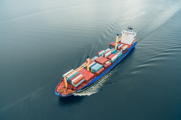 Luchtfoto van containerschip dat in open zee vaart