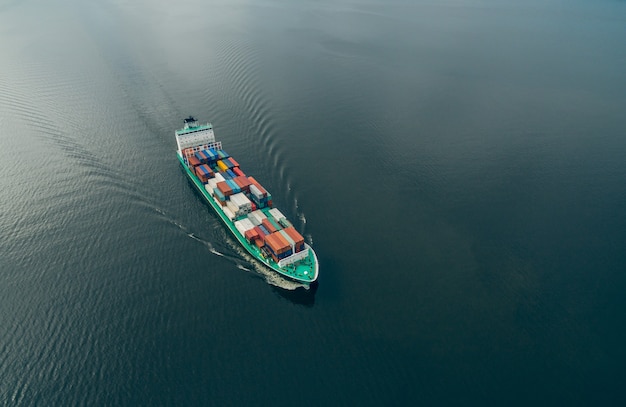 Luchtfoto van containerschip dat in open zee vaart