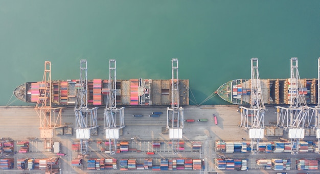 Luchtfoto van containerschip in de haven