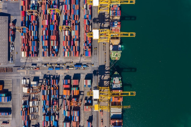 Luchtfoto van containerterminal en verzending van laadcontainers