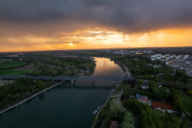 Luchtfoto van Cremona en de rivier de Po