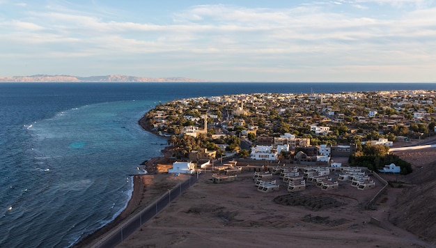 Luchtfoto van Dahab stad vanaf de berg in de buurt, Zuid-Sinaï, Egypt