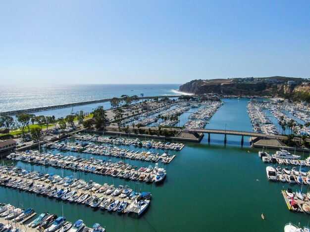 Luchtfoto van Dana Point Harbor en haar jachthaven met jacht en zeilboot Orange County California