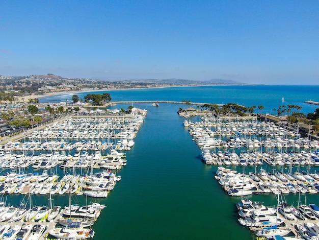 Luchtfoto van Dana Point Harbor en haar jachthaven met jacht en zeilboot Orange County California