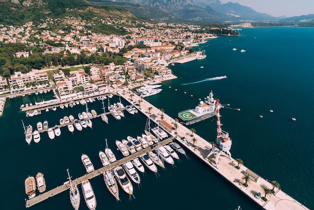 Luchtfoto van de afgemeerde jachten in de buurt van het porto resort montenegro