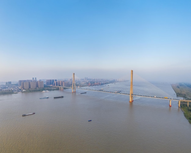 Luchtfoto van de Anqing Yangtze-rivierbrug in de schemering Anhui-provincie China