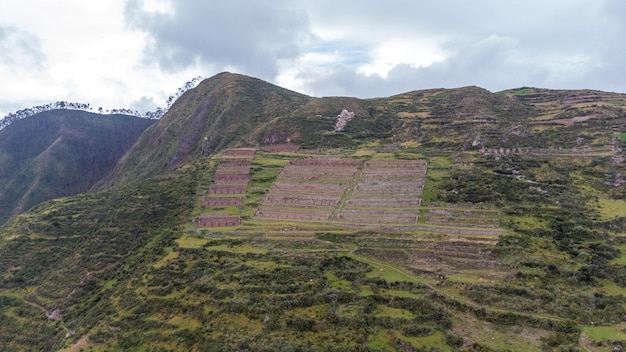 Foto luchtfoto van de archeologische vindplaats racchi - machuqolqa in de heilige vallei van cusco. peru