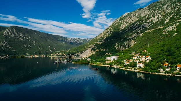 Luchtfoto van de baai van Kotor en dorpen langs de kust.