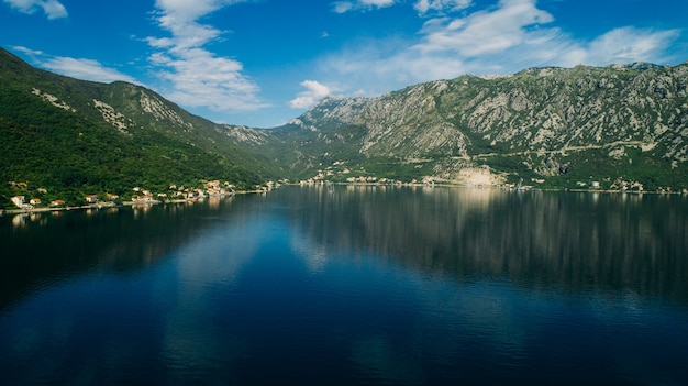 Luchtfoto van de baai van Kotor en dorpen langs de kust.