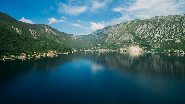 Luchtfoto van de baai van kotor en dorpen langs de kust.