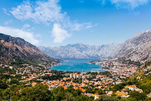Foto luchtfoto van de baai van kotor; montenegro