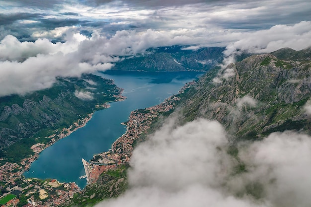 Luchtfoto van de baai van Kotor van boven de wolken, Montenegro