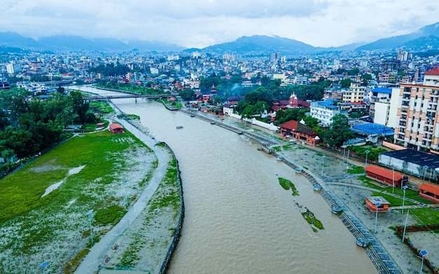 luchtfoto van de Bagmati-rivier in Kathmandu, Nepal