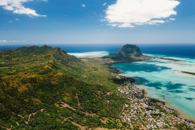 Luchtfoto van de berg Le Morne Brabant die op de Werelderfgoedlijst van de Unesco staat.