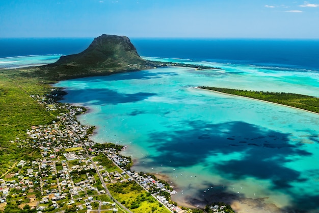 Luchtfoto van de berg le morne brabant die op de werelderfgoedlijst van de unesco staat.