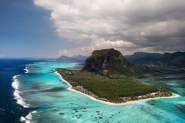 Luchtfoto van de berg Le Morne Brabant die op de werelderfgoedlijst van de UNESCO staat.