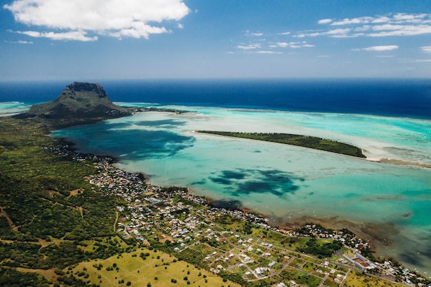 Luchtfoto van de berg Le Morne Brabant.