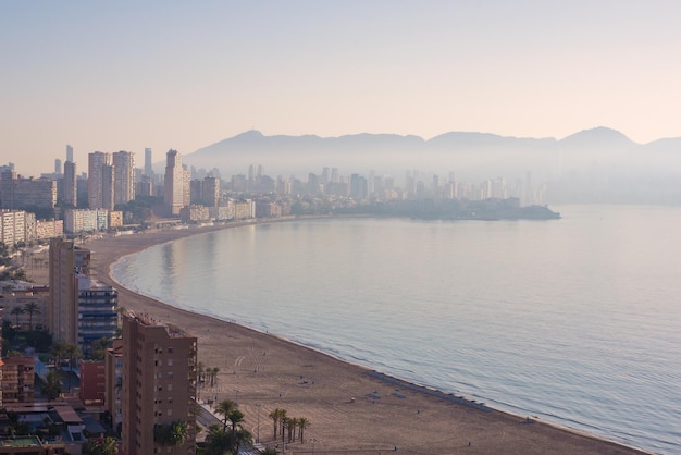 Luchtfoto van de berg van de stad Benidorm, Spanje, genomen in de vroege ochtend wanneer de stad met mist bedekt is