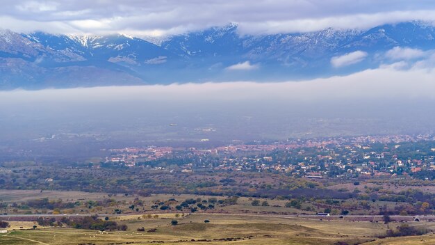 Luchtfoto van de bergen en dorpen van Madrid in de vallei. Navacerrada Guadarrama. Europa.