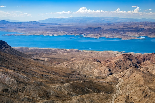 Luchtfoto van de bergen naast Lake Mead