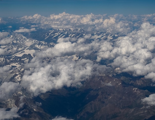 Luchtfoto van de bergen van de Alpen