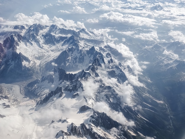 Luchtfoto van de bergen van de Alpen