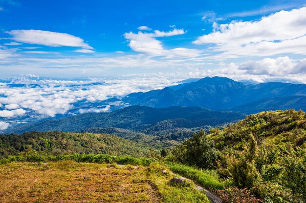 Luchtfoto van de bergen vanuit het gezichtspunt van Doi Inthanon, in het noorden van Thailand