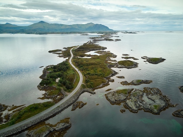 Luchtfoto van de beroemde Noorse toeristische attractie, The Atlantic Ocean Road
