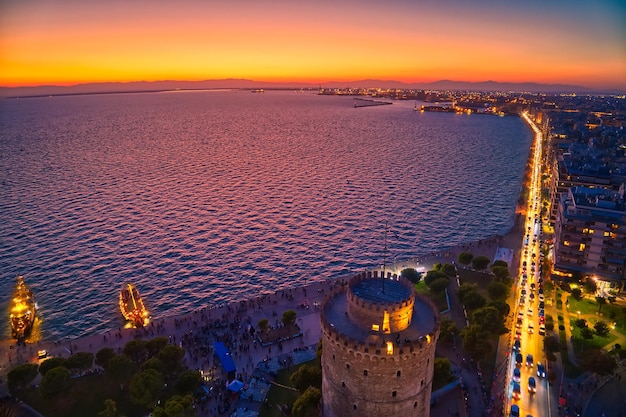 Foto luchtfoto van de beroemde witte toren van thessaloniki bij zonsondergang griekenland