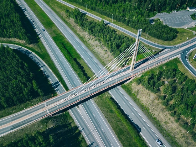 Luchtfoto van de brug over de snelweg in Finland Mooi zomers landschap