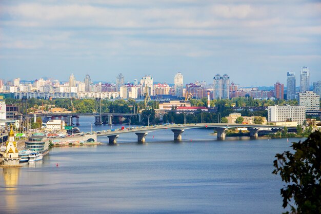 Luchtfoto van de brug van Kiev