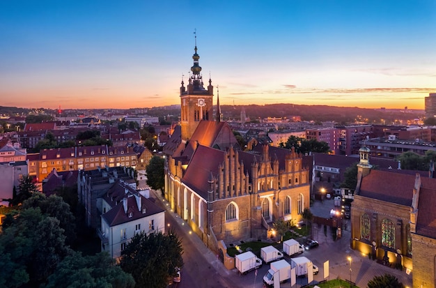 Luchtfoto van de Catharinakerk in de schemering Gdansk