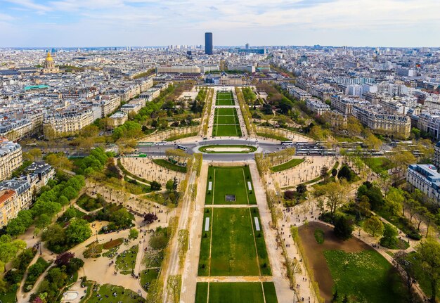 Luchtfoto van de champs de mars en de stad parijs vanaf de eiffeltoren. frankrijk. april 2019