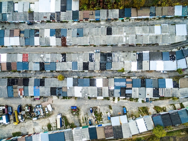 Luchtfoto van de daken van de oude garages van hoog