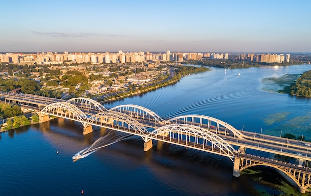 Luchtfoto van de Darnytsia-boogbruggen over de Dnjepr in Kiev, Oekraïne