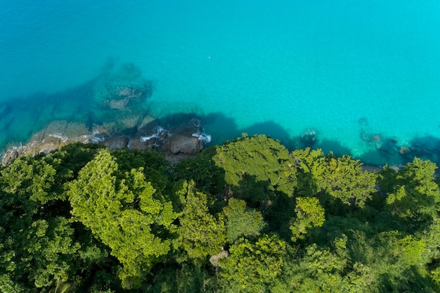 Luchtfoto van de drone shot van tropische zee met groene bomen prachtige kust eiland in Phuket, Thailand.