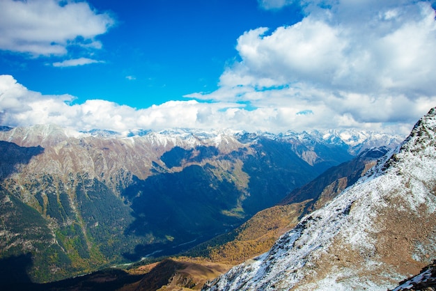 Luchtfoto van de drone. zomer berglandschappen van karachay cherkessia, dombay, west-kaukasus.