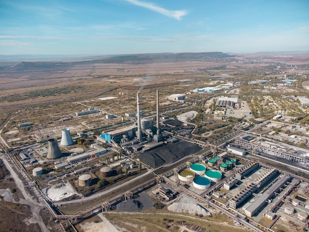 Luchtfoto van de elektrische centrale van de chemische fabriek