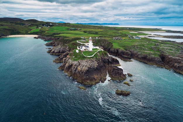 Luchtfoto van de Fanad Head Lighthouse in Ierland