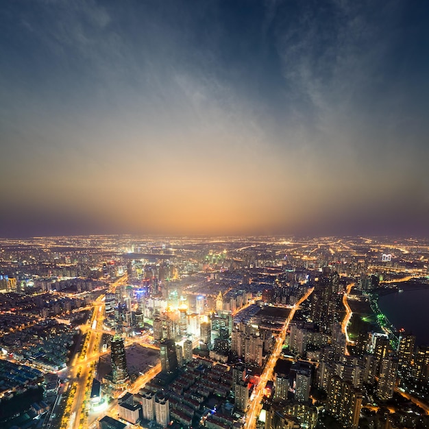 Luchtfoto van de felle lichten van de metropool 's nachts in shanghai