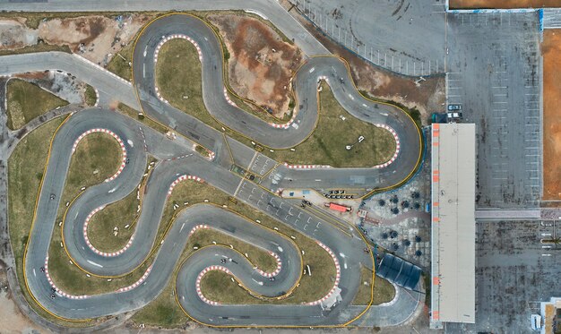 Foto luchtfoto van de go-kartbaan van de drone kart racers rijden op de open baan