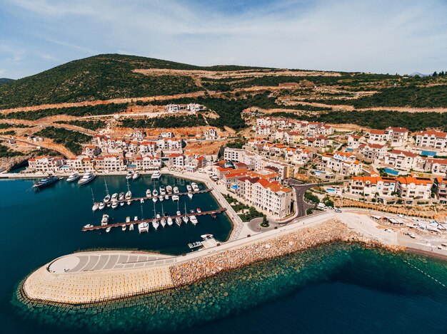 Luchtfoto van de golfbrekers voor het luxe wooncomplex lustica bay montenegro