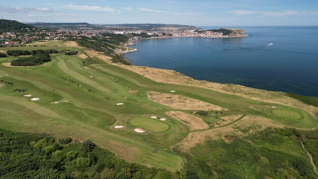 Foto luchtfoto van de goudbaan omgeven door water richting scarborough