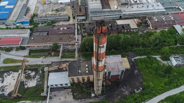 Foto luchtfoto van de grote schoorsteen van de fabriek