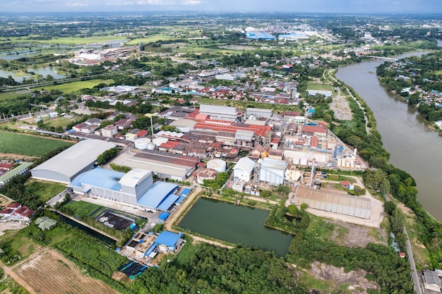 Luchtfoto van de grote verwerkende industrie voor biomassafermentatie